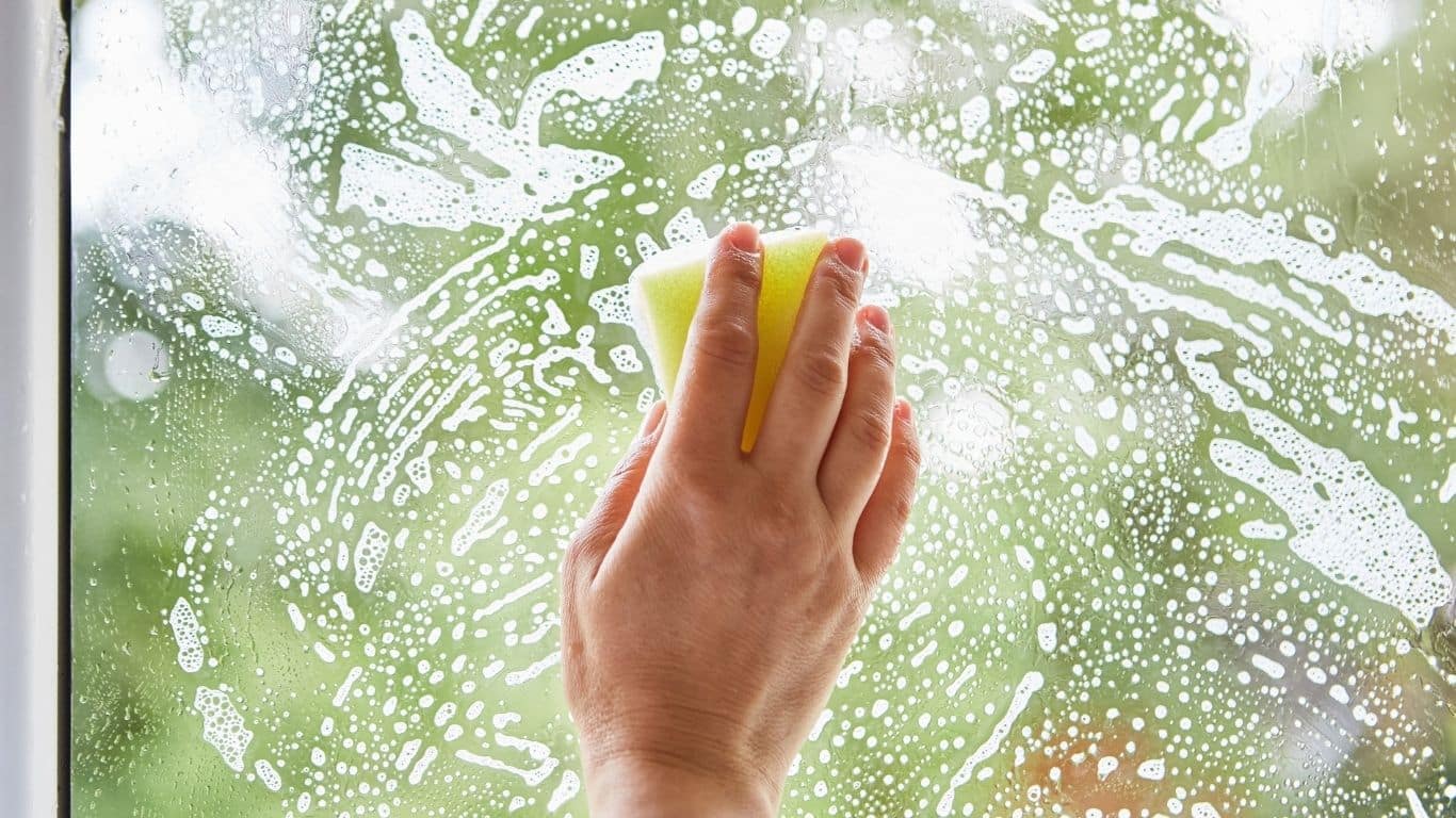 how to clean foggy windows​
