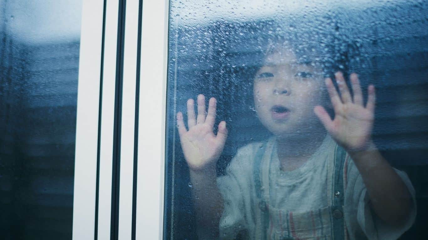 how to clean foggy windows​