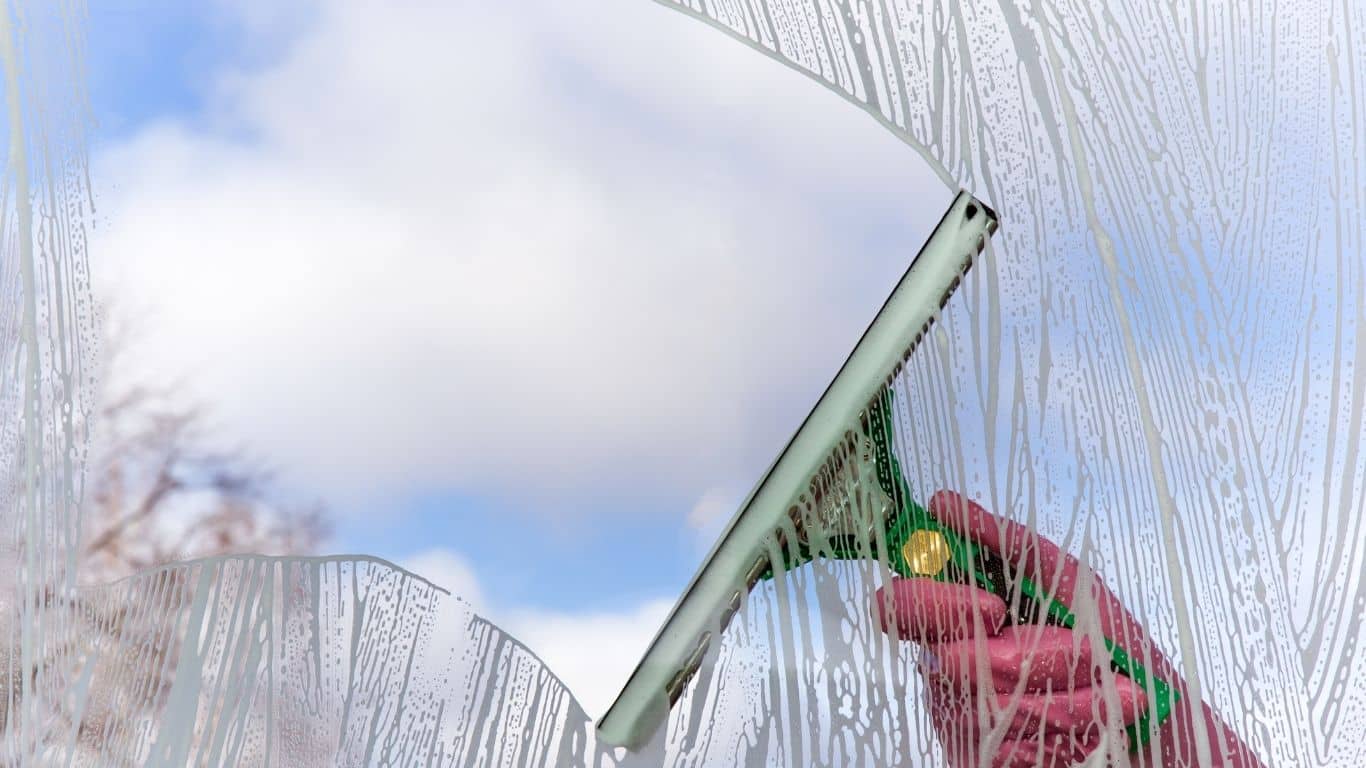 how to clean foggy windows​